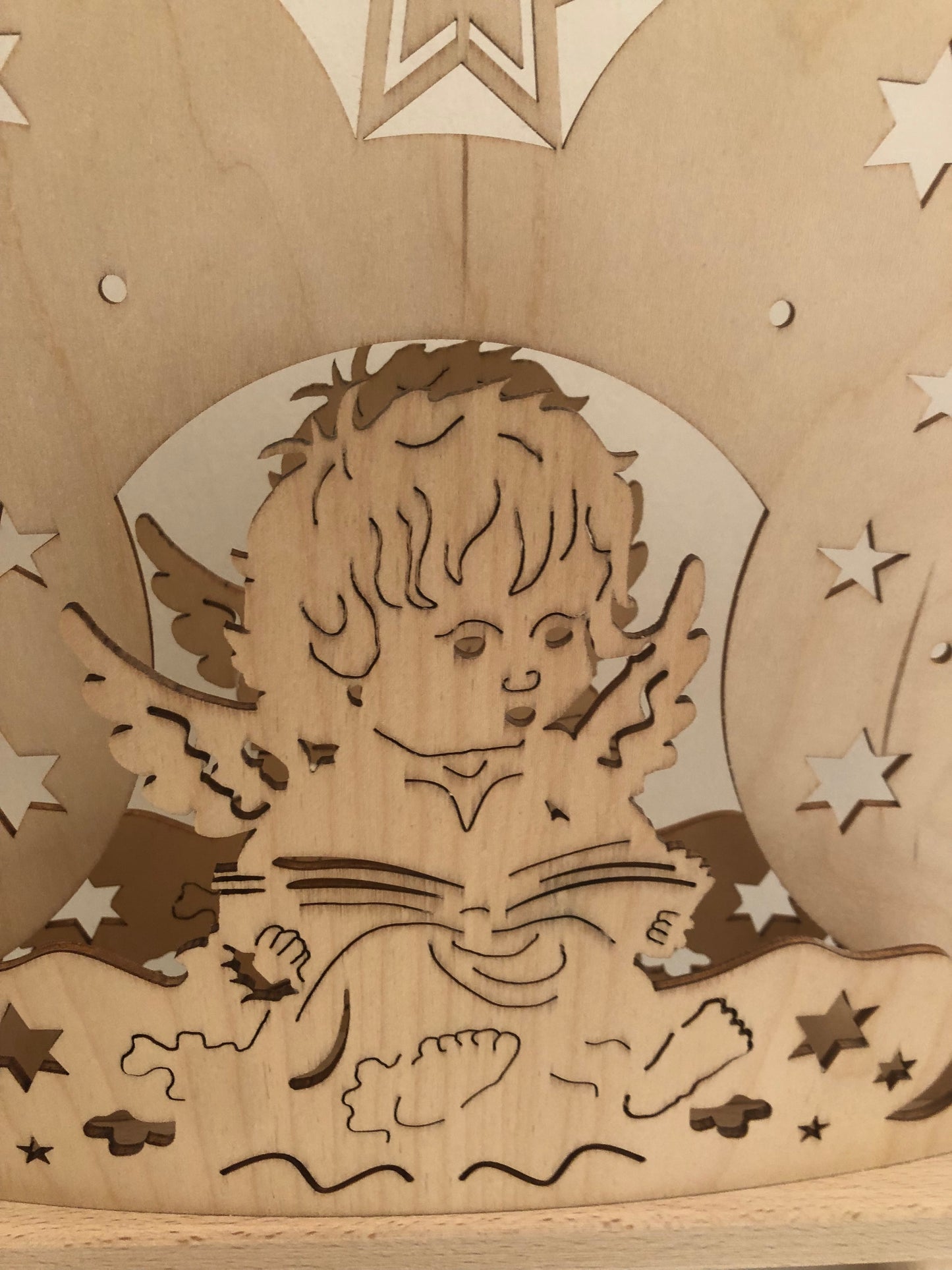 oggetto in legno illuminato