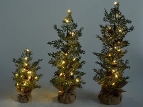 Alberi natalizi artificiali con luci LED e base juta in set da tre pezzi